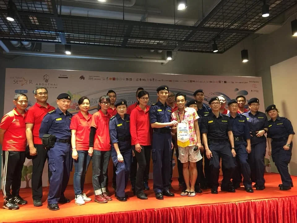 義工及制服服務人員在活動舞台合照。